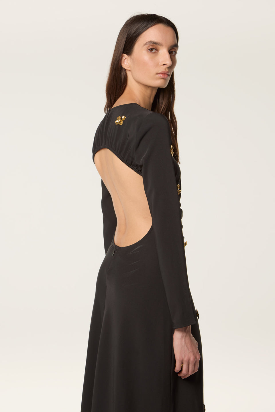 Robe longue ornée de fleurs dorées