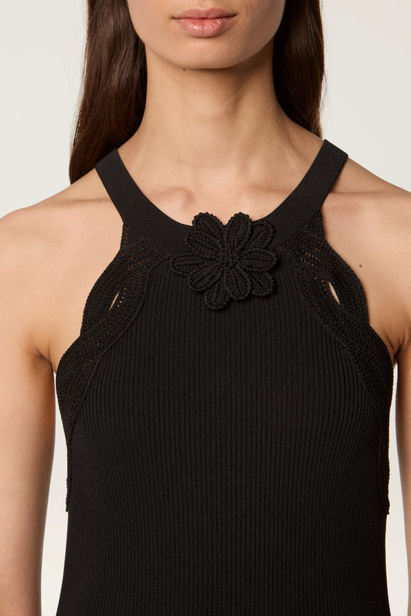 Robe en maille avec fleur en crochet