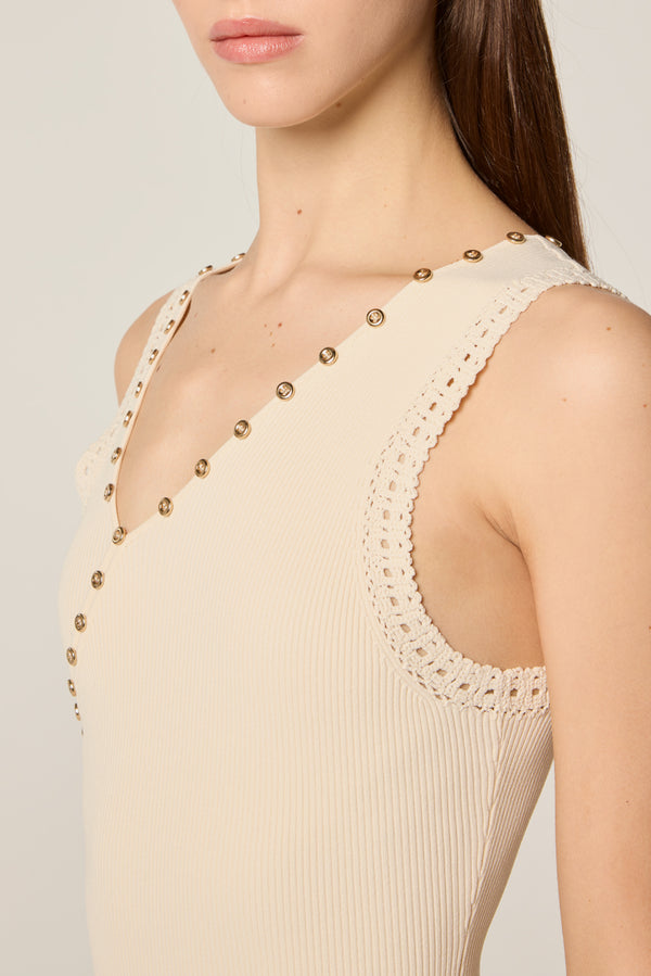 Robe en maille à encolure asymétrique