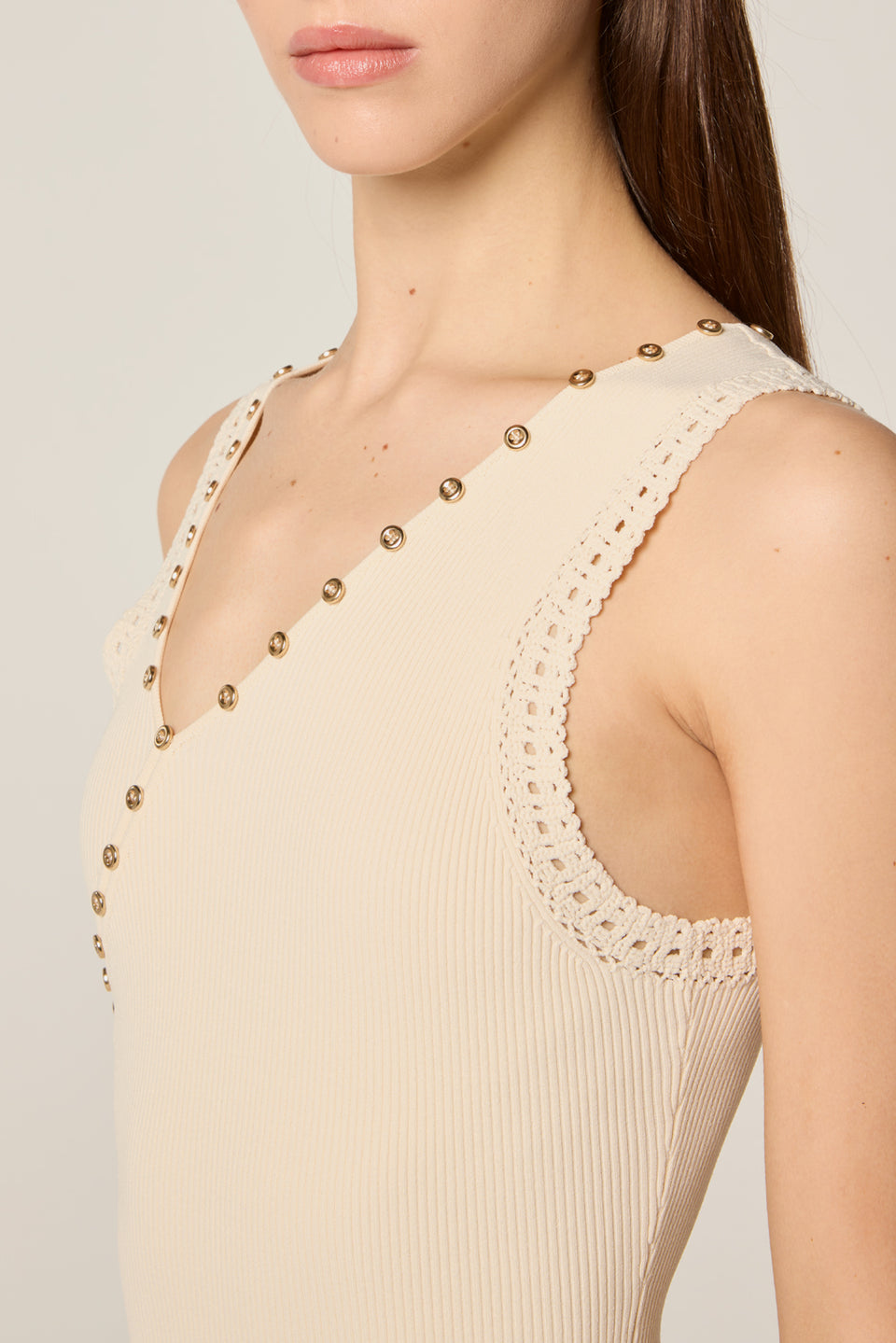 Robe en maille à encolure asymétrique