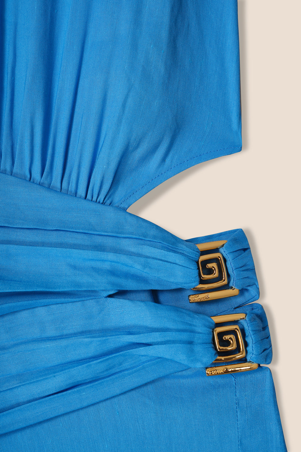 Long pleated dress with gold jewels