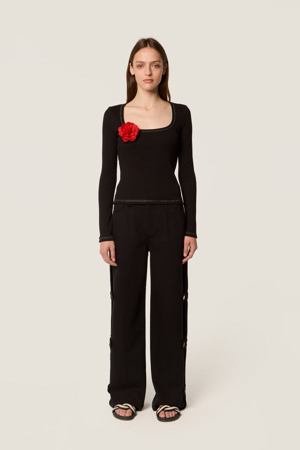Top avec broche fleur
