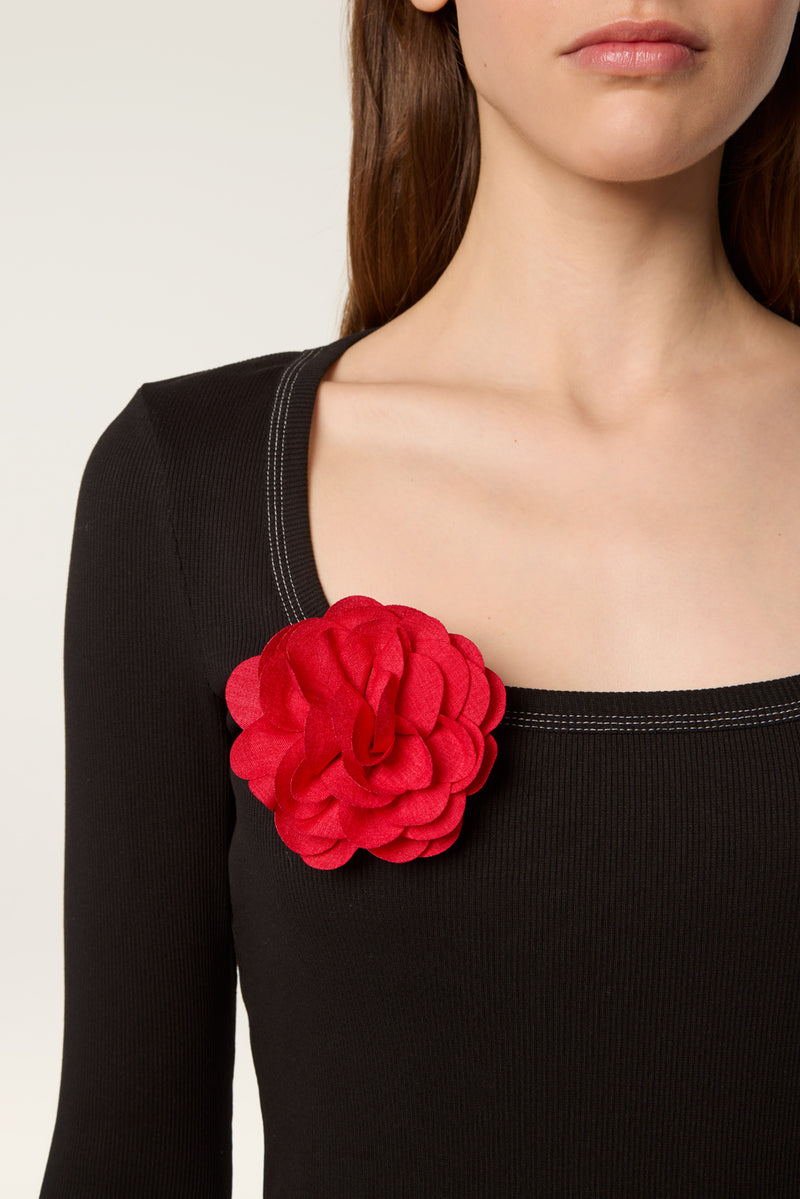 Top avec broche fleur