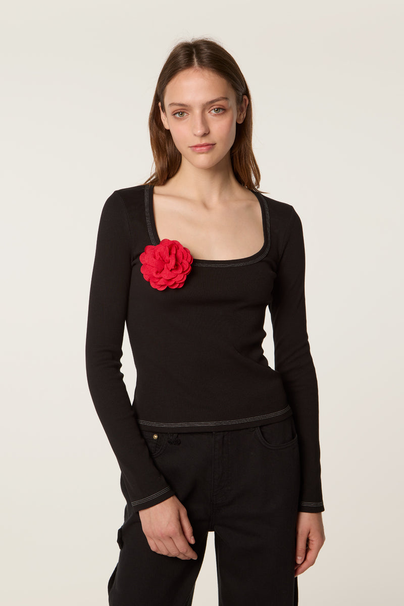 Top avec broche fleur