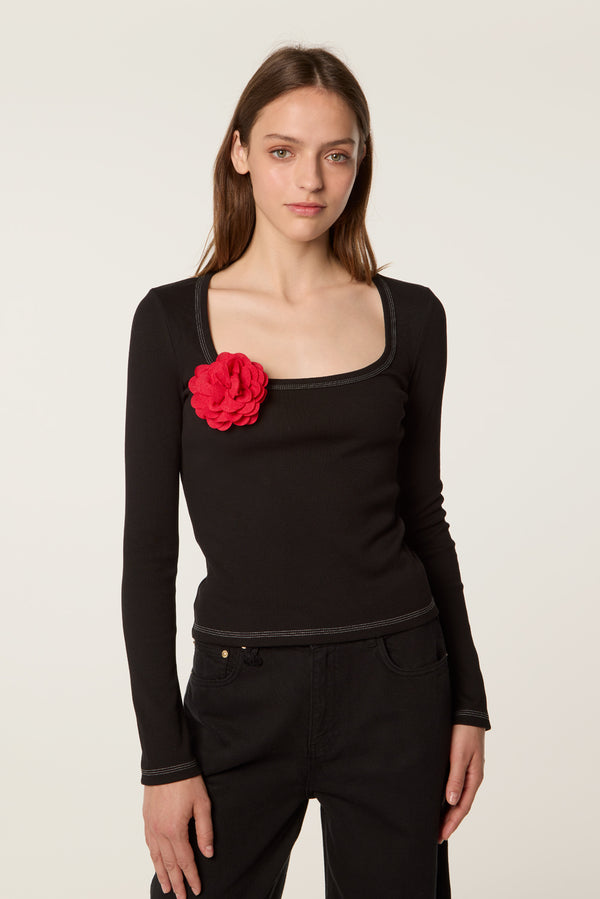 Top avec broche fleur