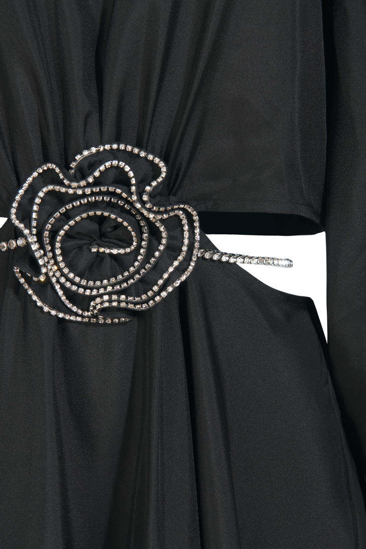 Robe noire à découpes et ceinture strass