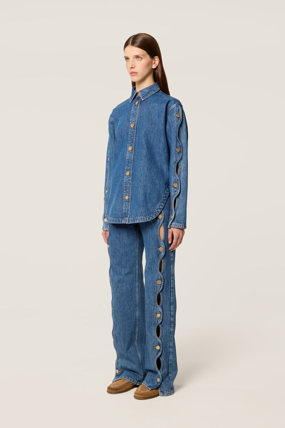 Denim à découpes