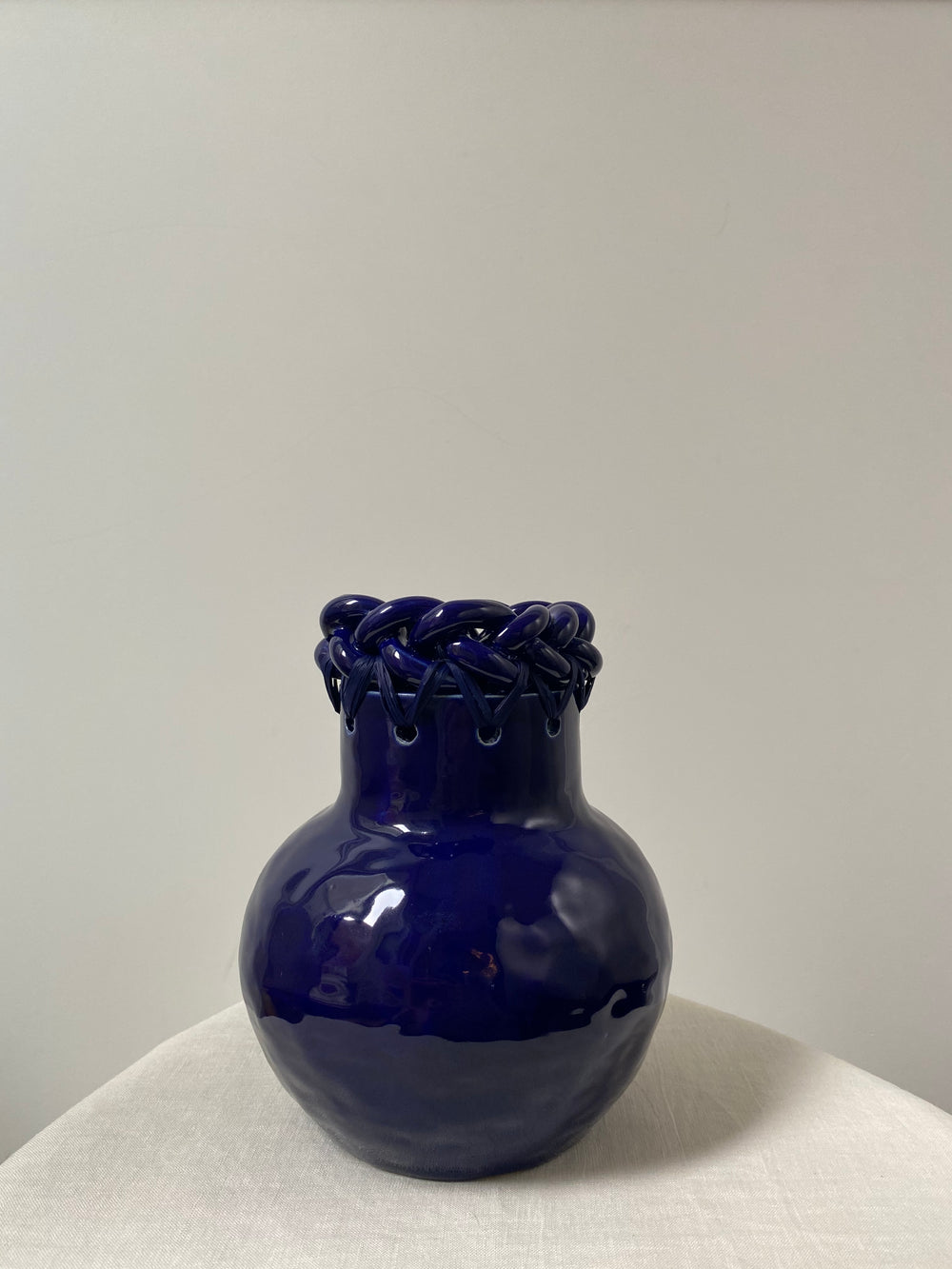 Vase tressé en grès et raphia