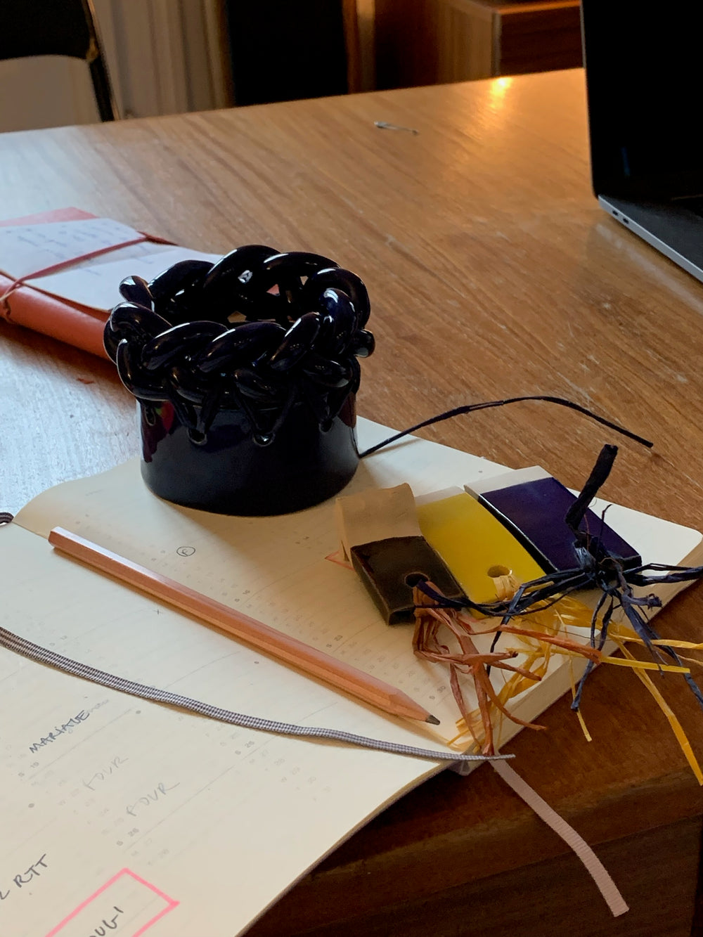 Vase tressé en grès et raphia