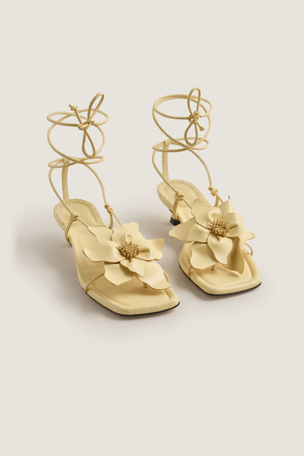 Heeled sandals with flower