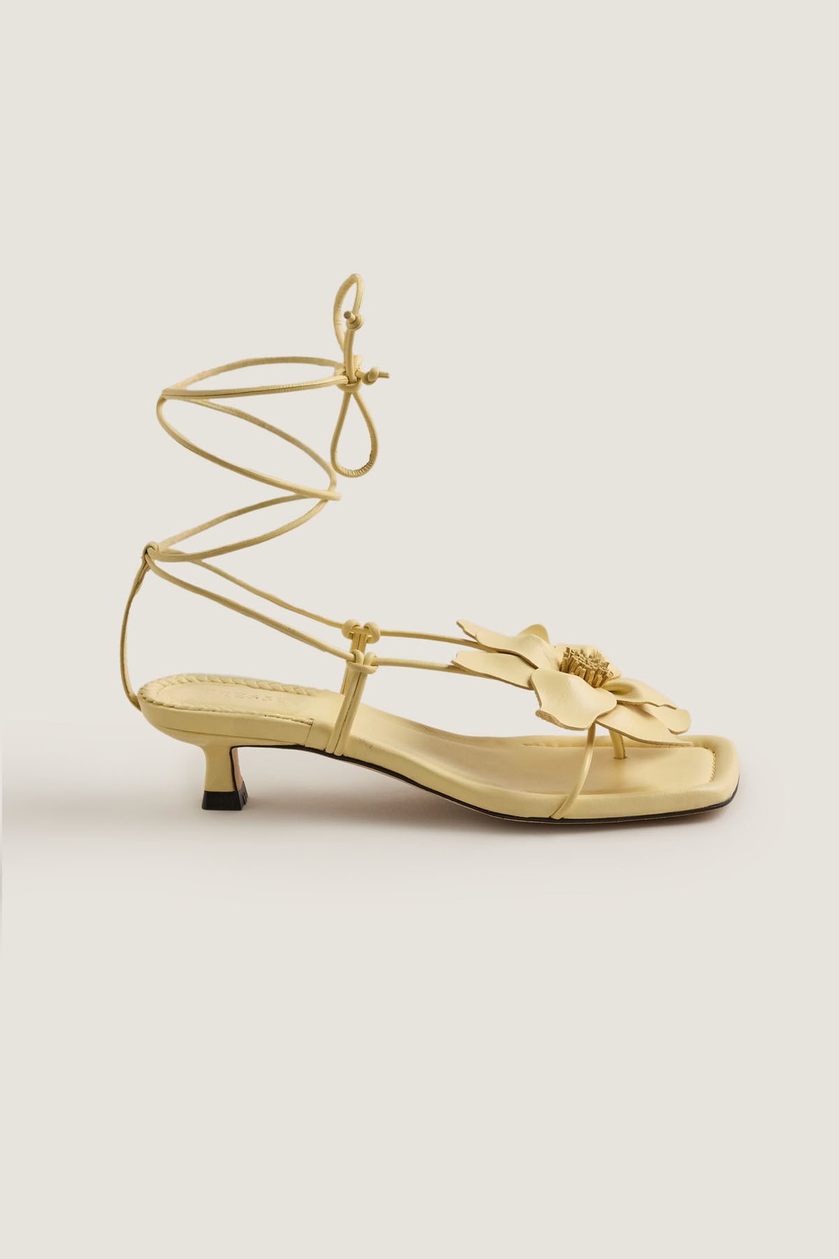 Heeled sandals with flower
