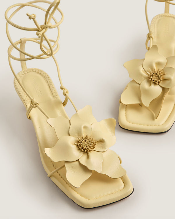 Sandales à talons avec fleur