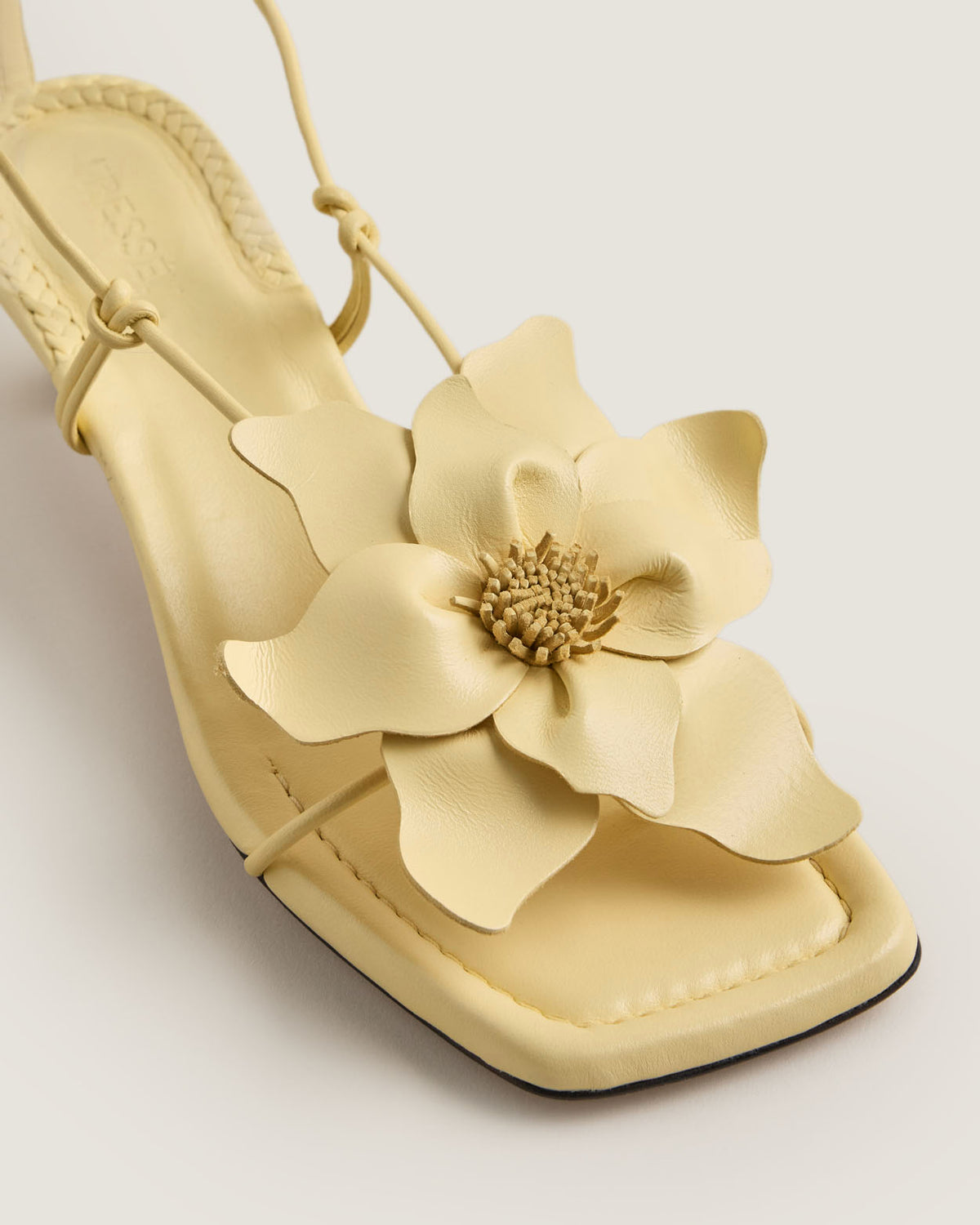 Heeled sandals with flower