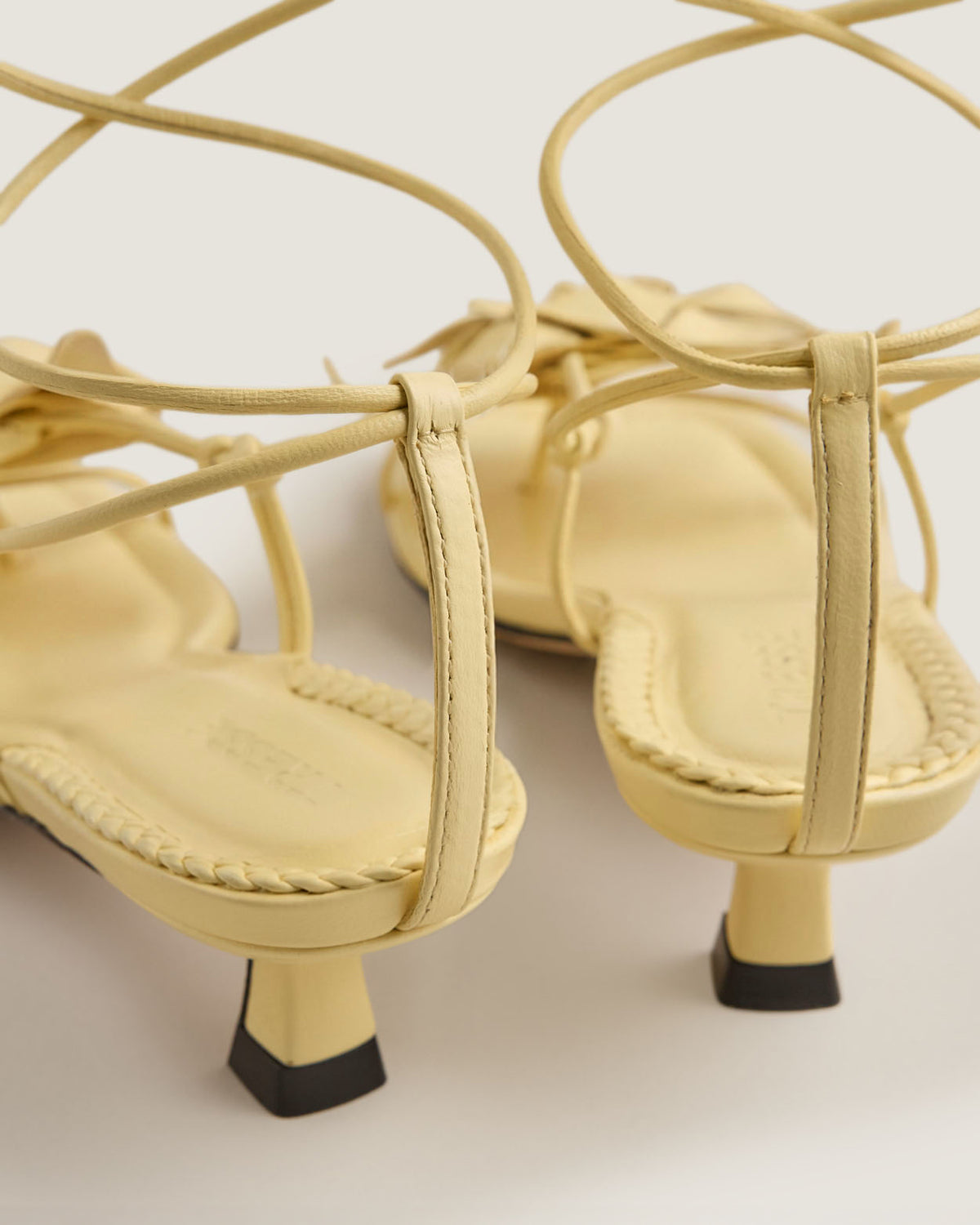 Heeled sandals with flower