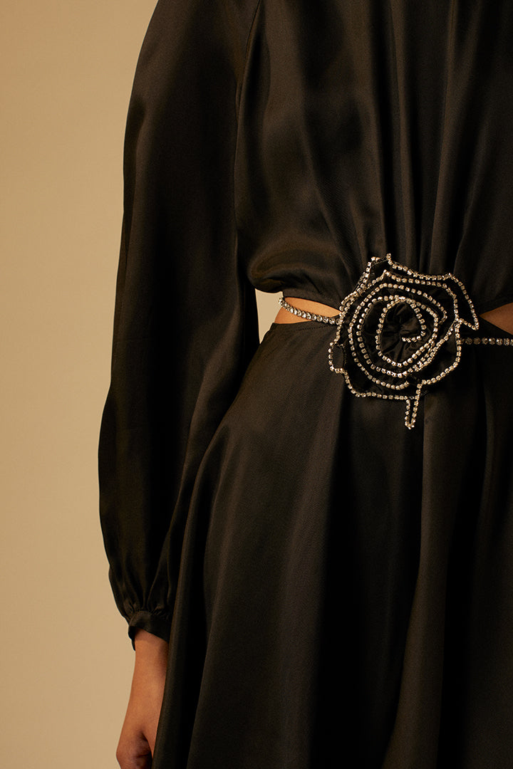 Robe noire à découpes et ceinture strass