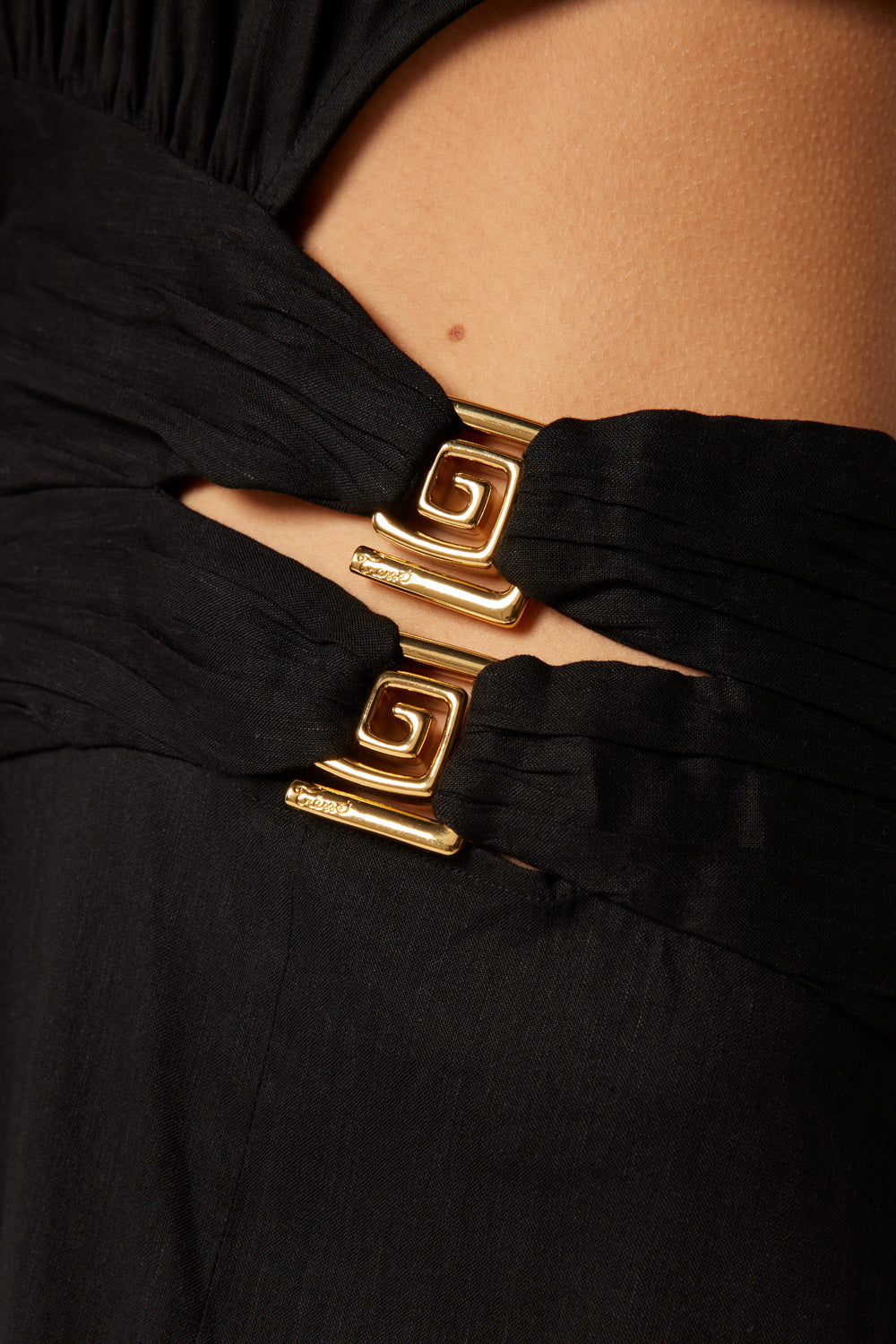 Robe longue à bijoux dorés