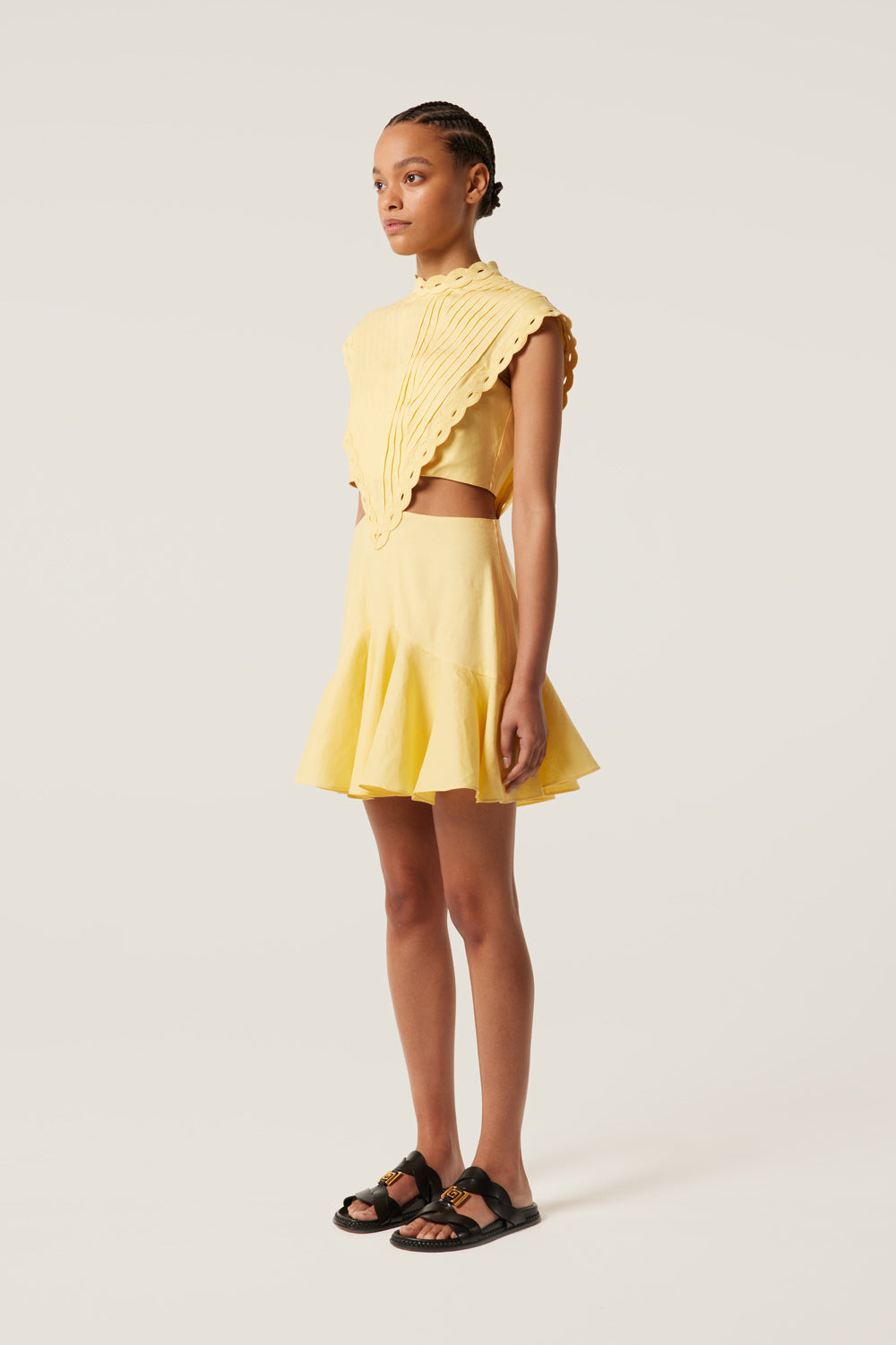 Robe courte à galon tresse