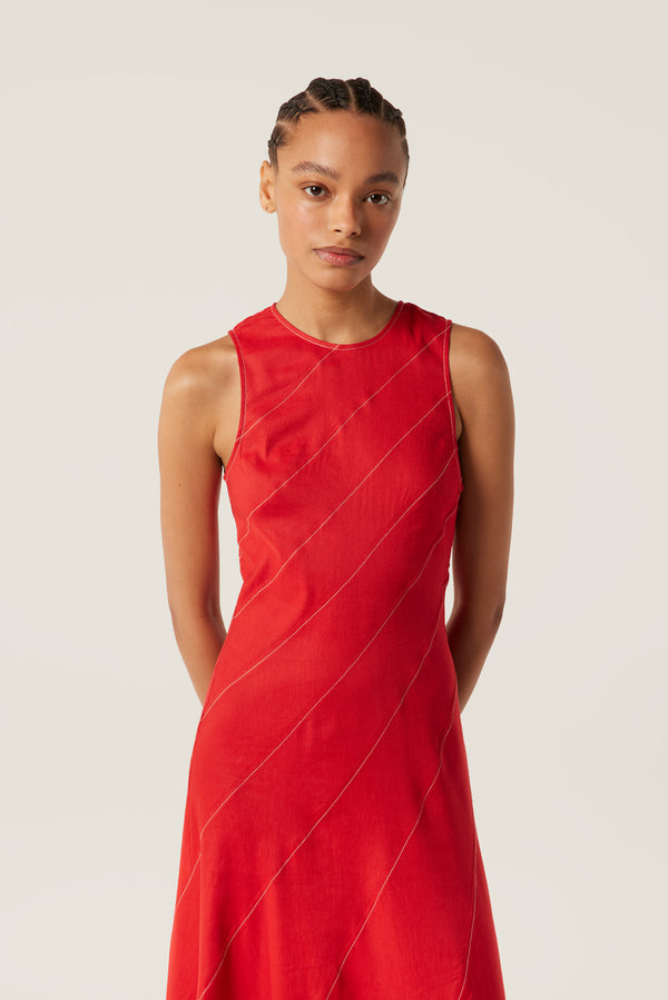 Robe rouge à découpes