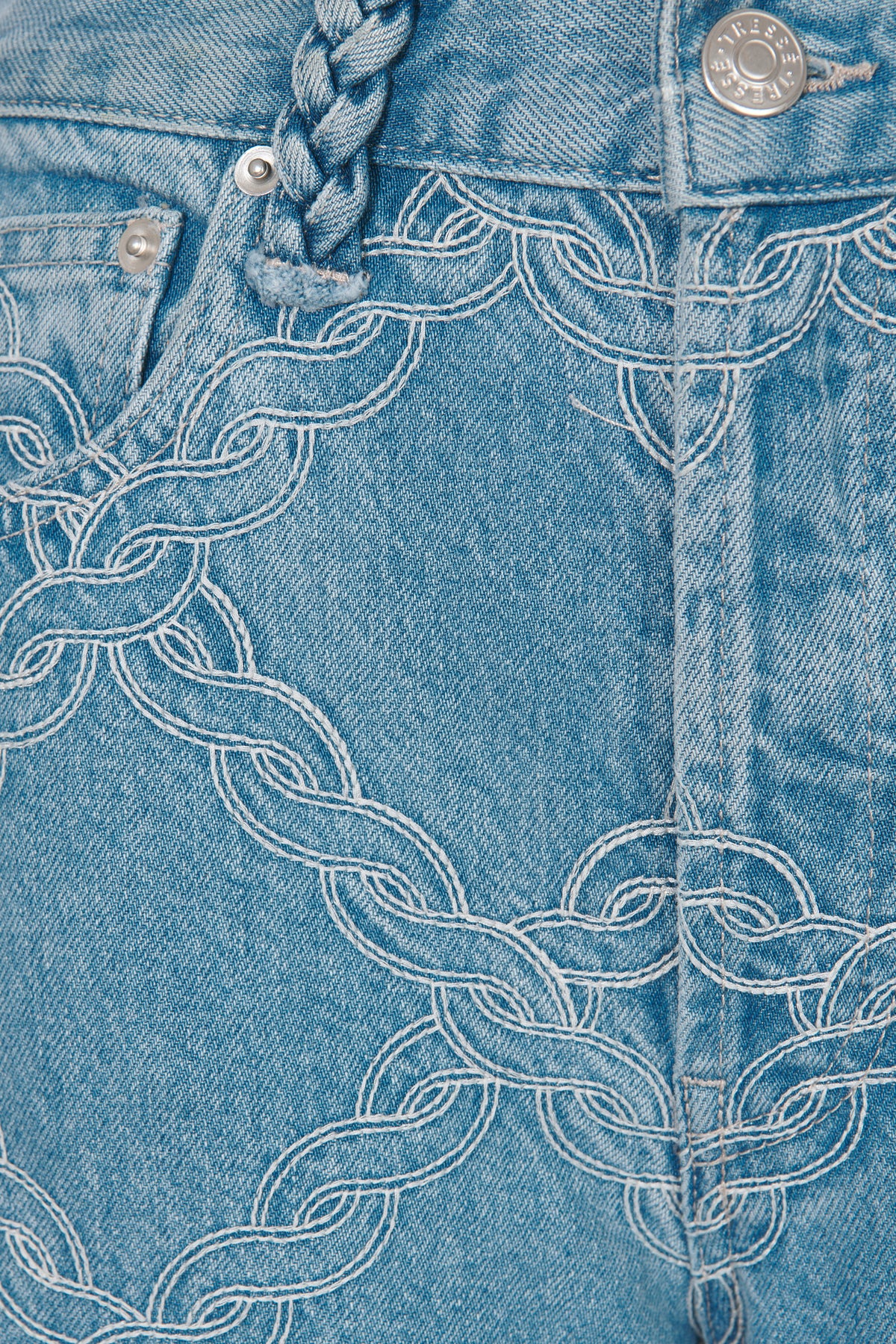 Denim con trenzas bordadas