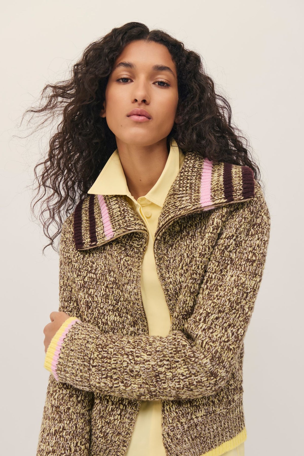 Cardigan all'uncinetto con collo ampio