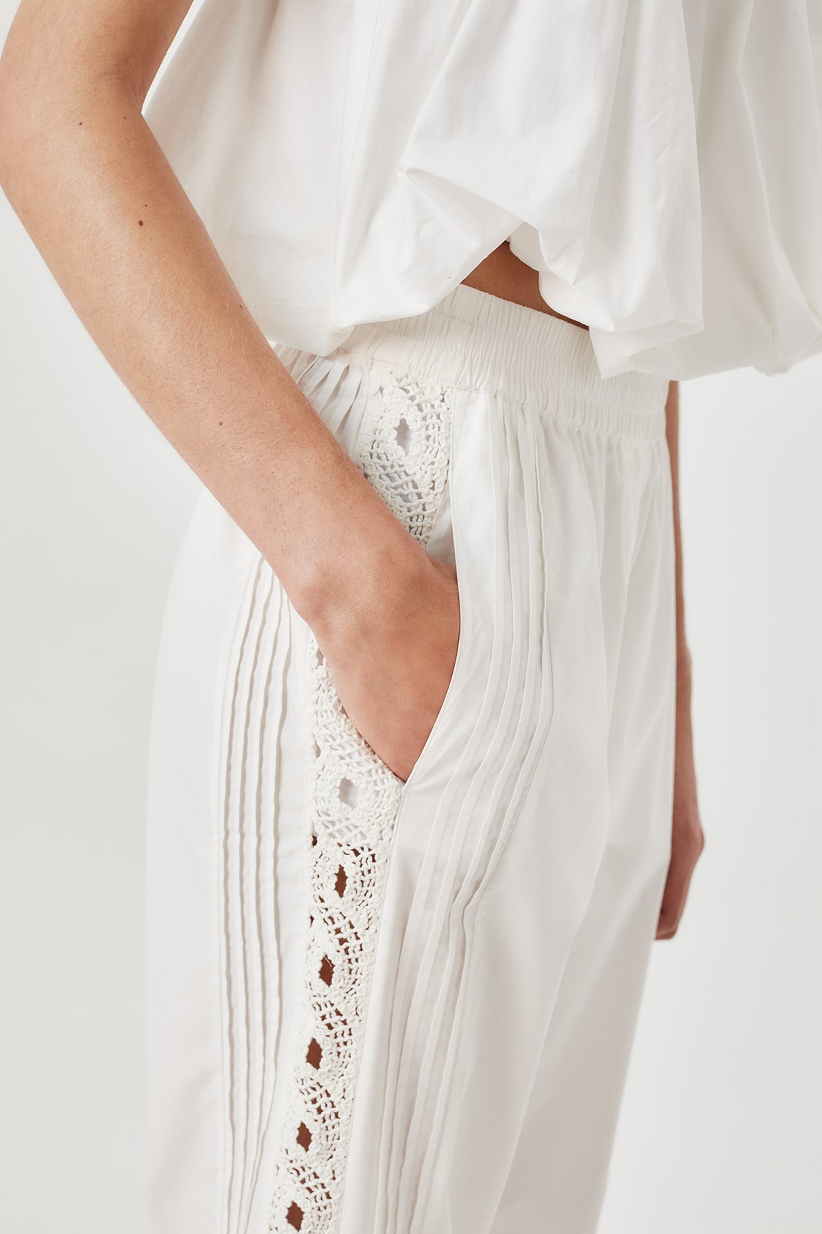 Pantalon léger à broderie