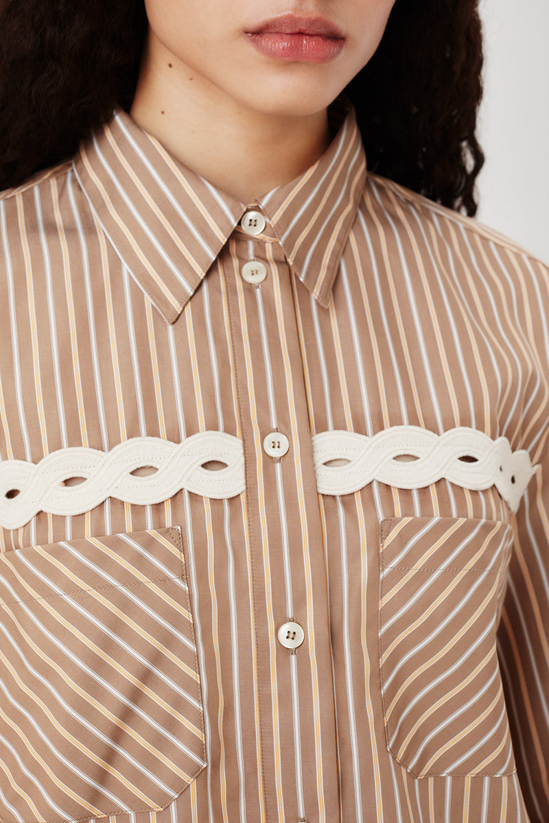 Chemise courte à rayures et tresses