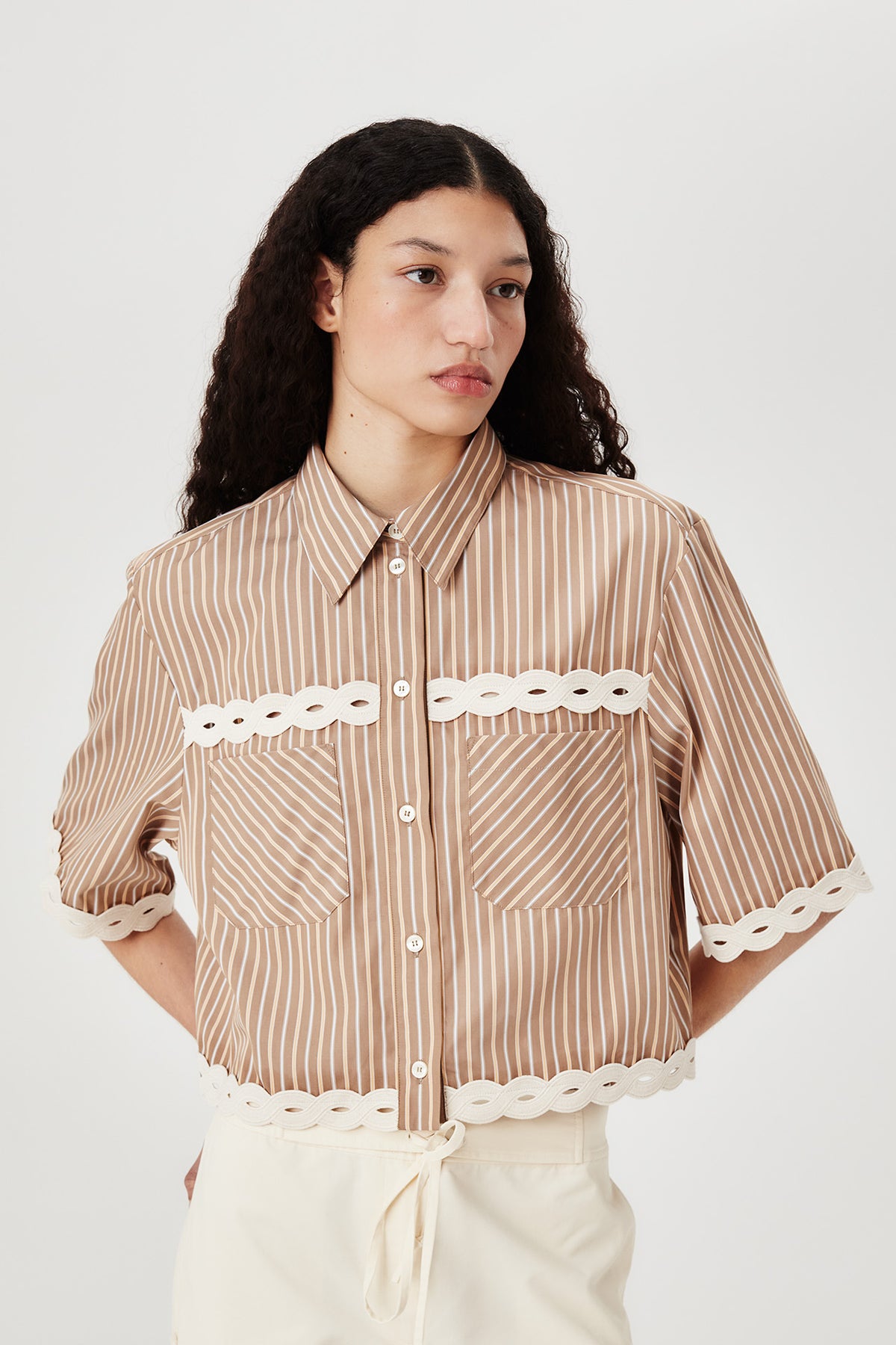 Chemise courte à rayures et tresses