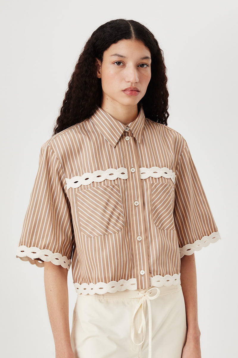 Chemise courte à rayures et tresses