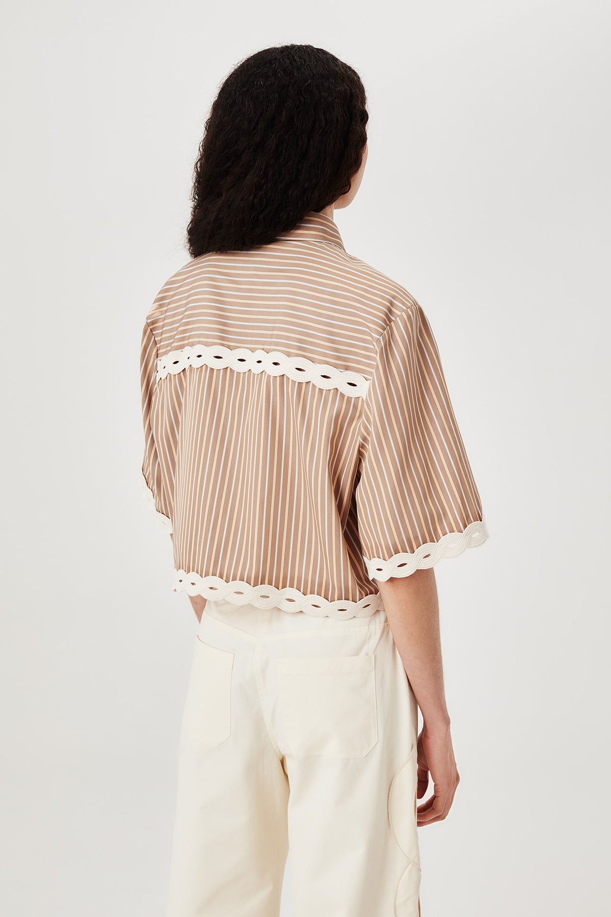 Chemise courte à rayures et tresses