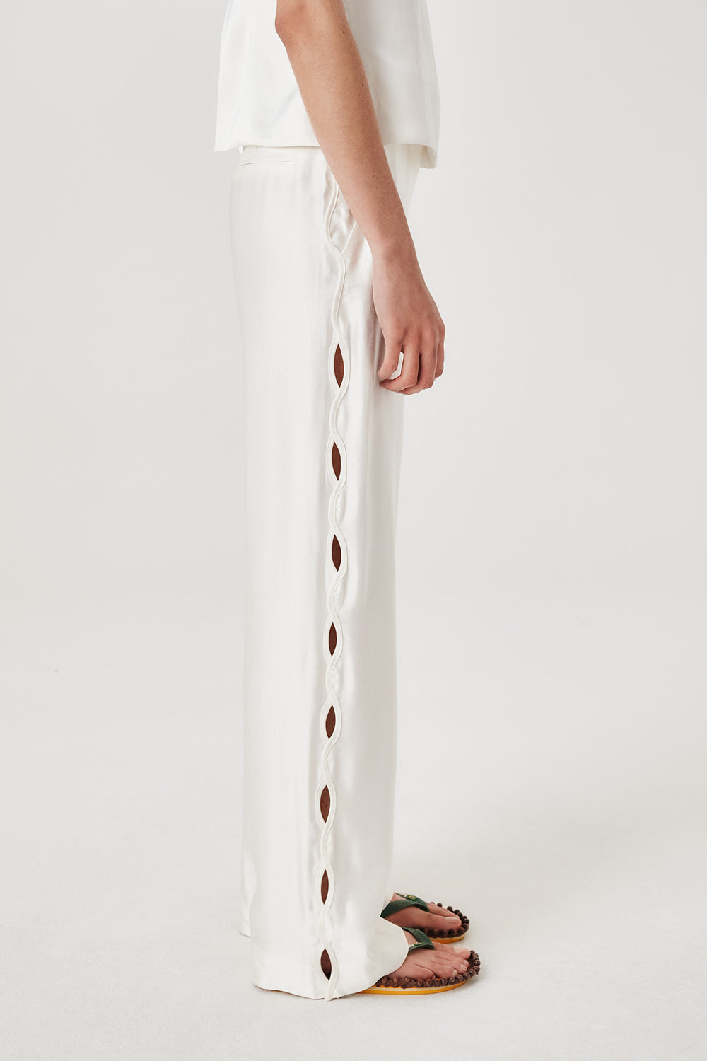 Pantalon satiné à ouverture tresse