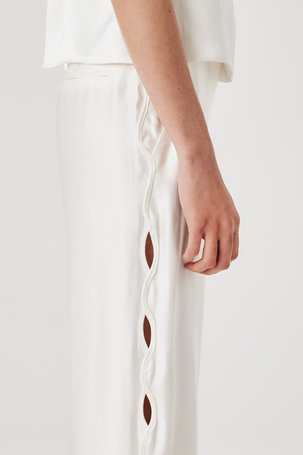 Pantalon satiné à ouverture tresse