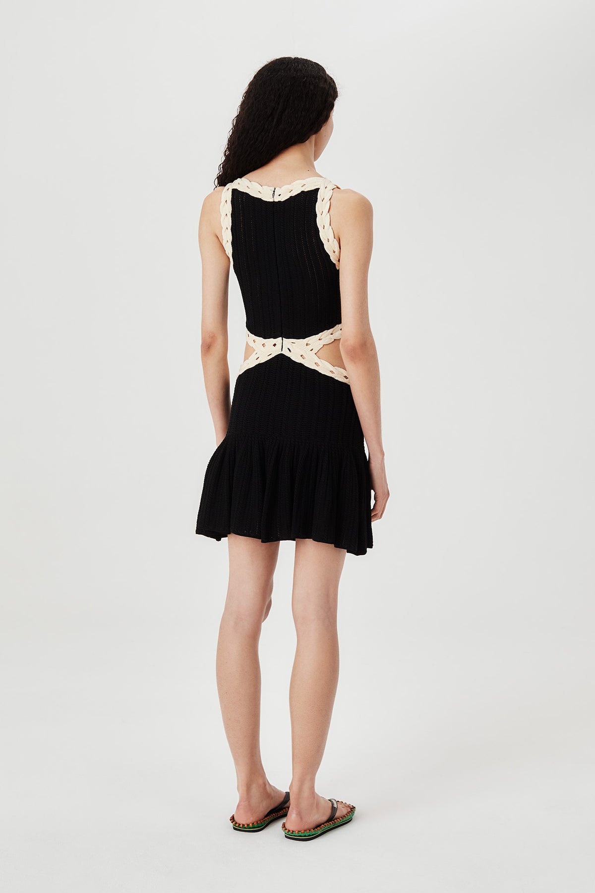 Kurzes zweifarbiges Strickkleid