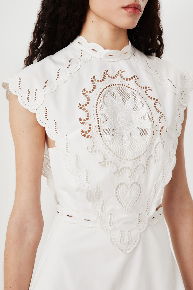 Robe courte en broderie anglaise