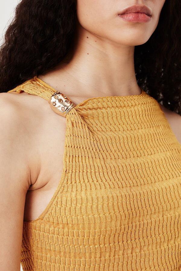 Robe en maille dorée à volants