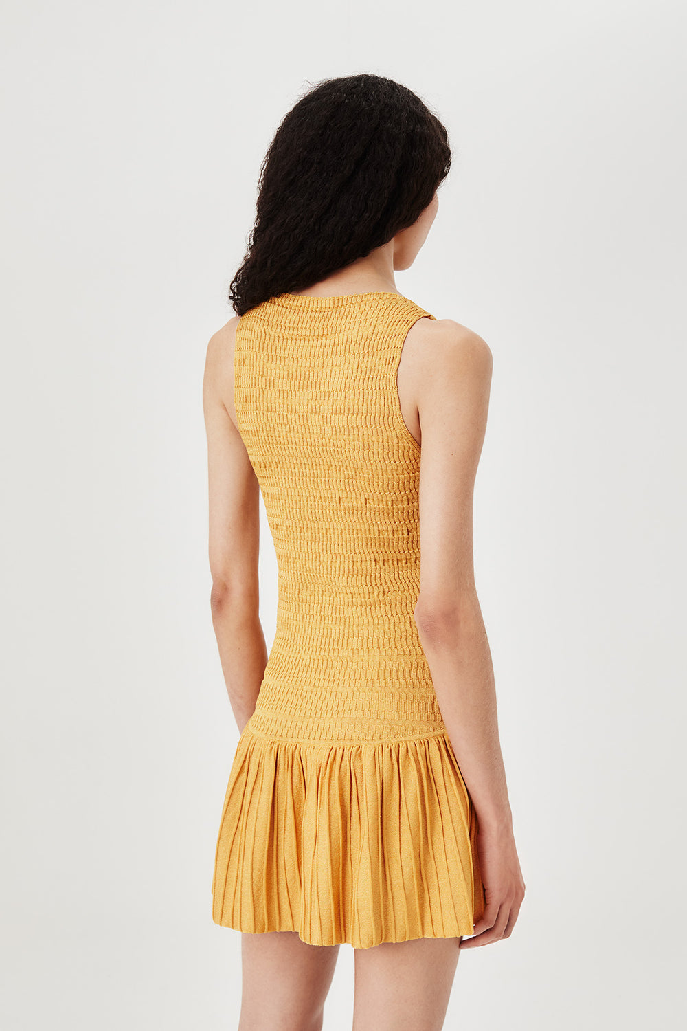 Robe en maille dorée à volants