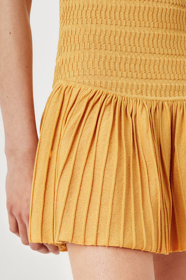 Robe en maille dorée à volants