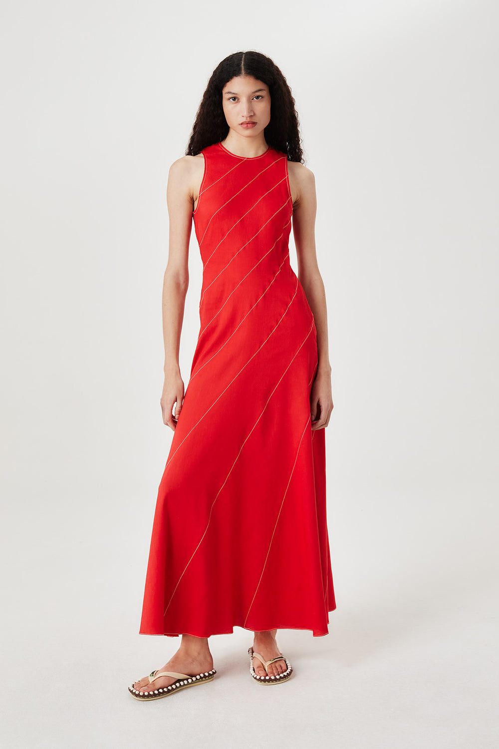 Robe rouge à découpes