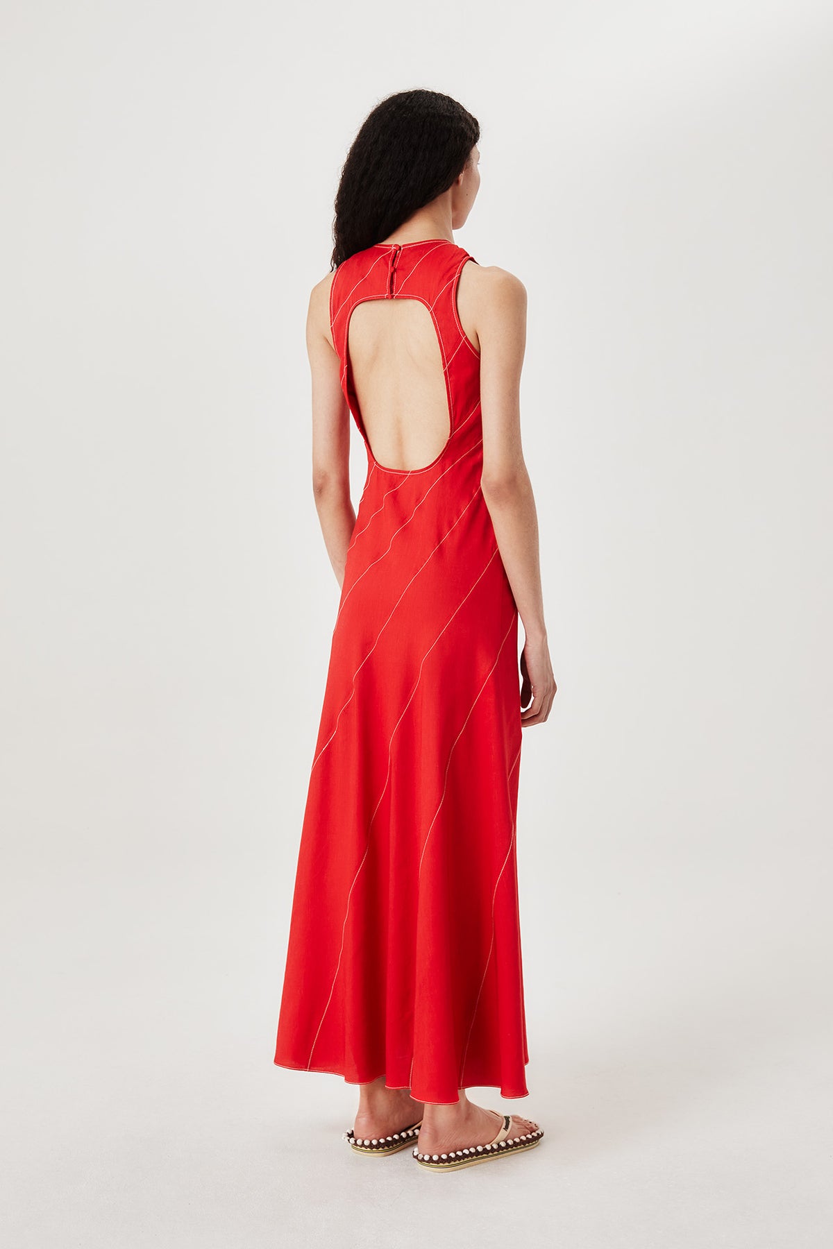 Robe rouge à découpes