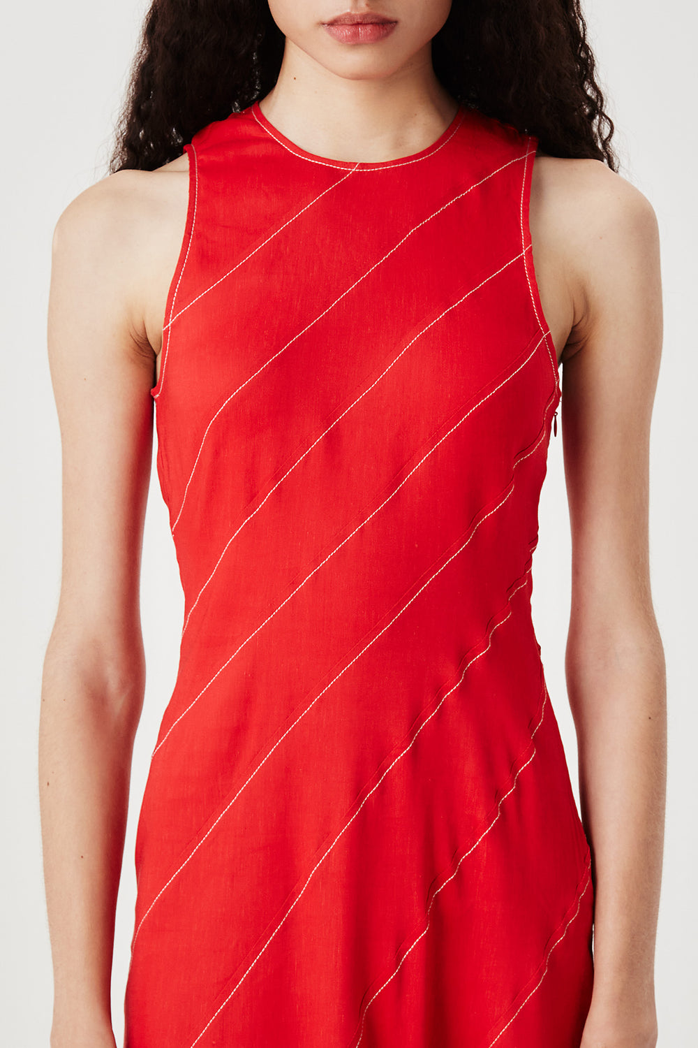 Robe rouge à découpes