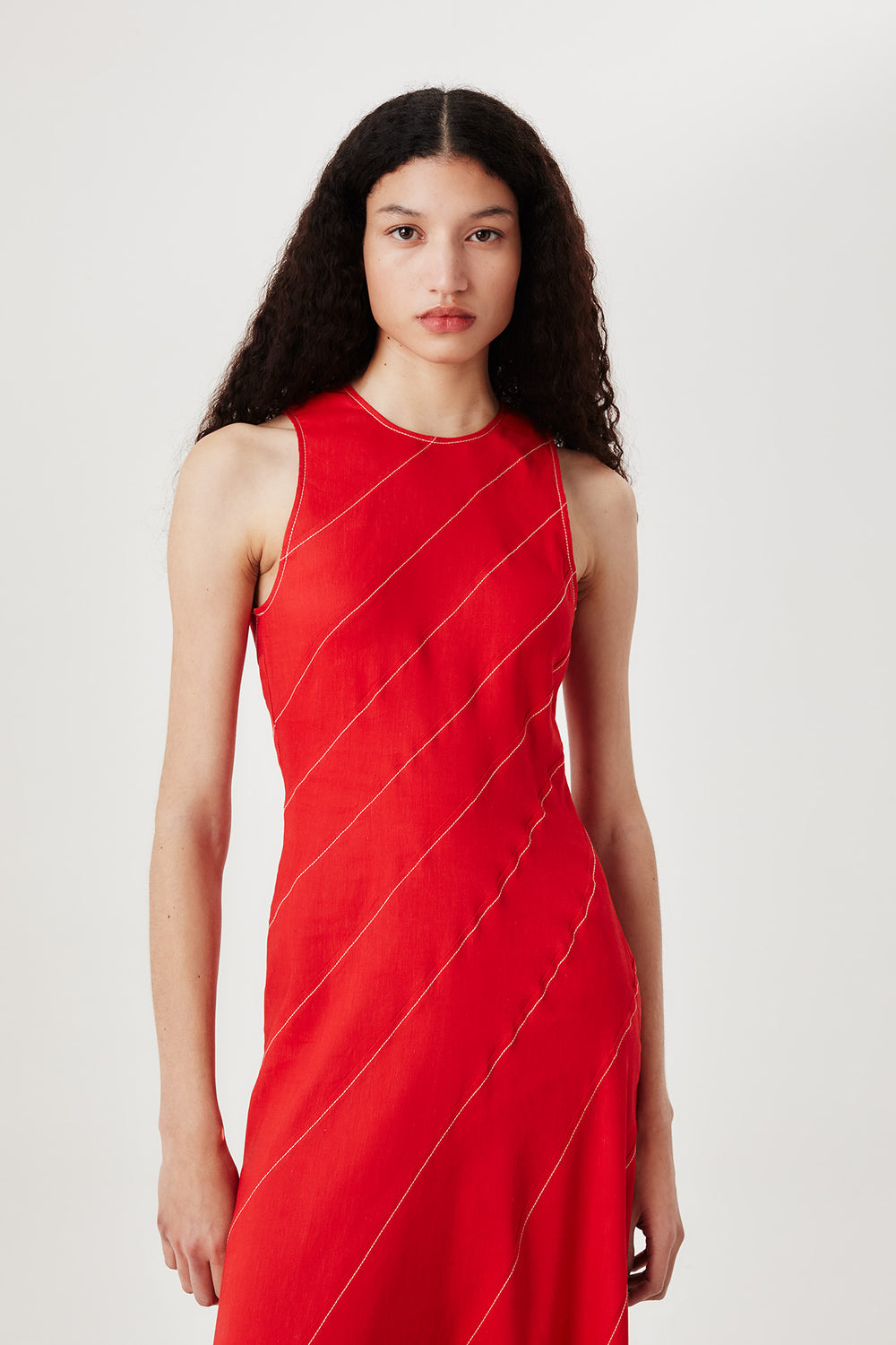 Robe rouge à découpes