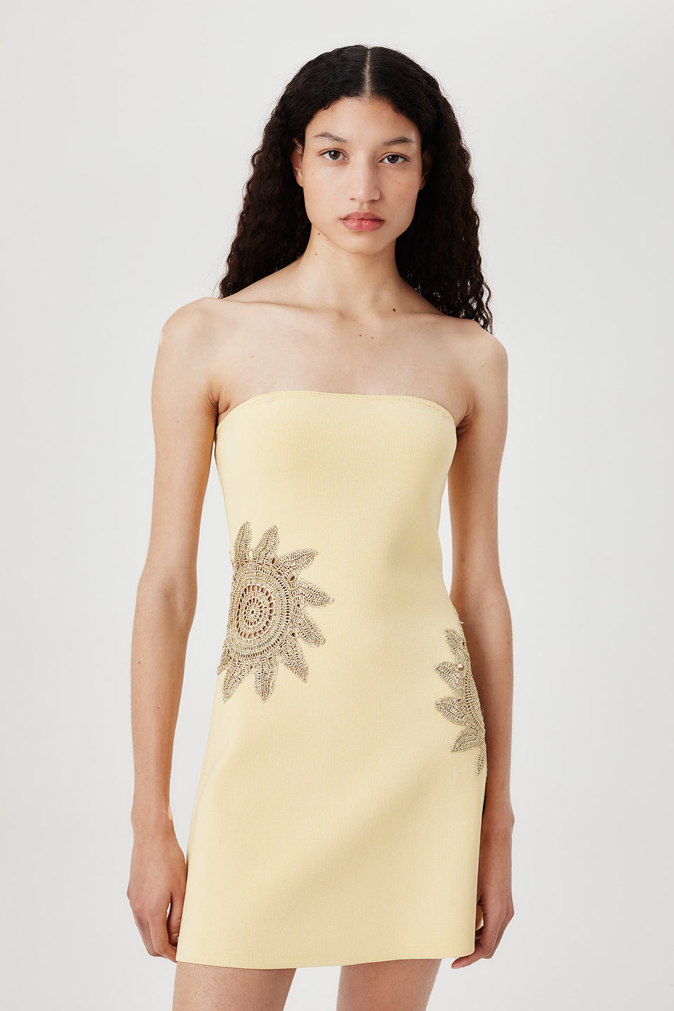 Robe courte en maille à soleil ajourés