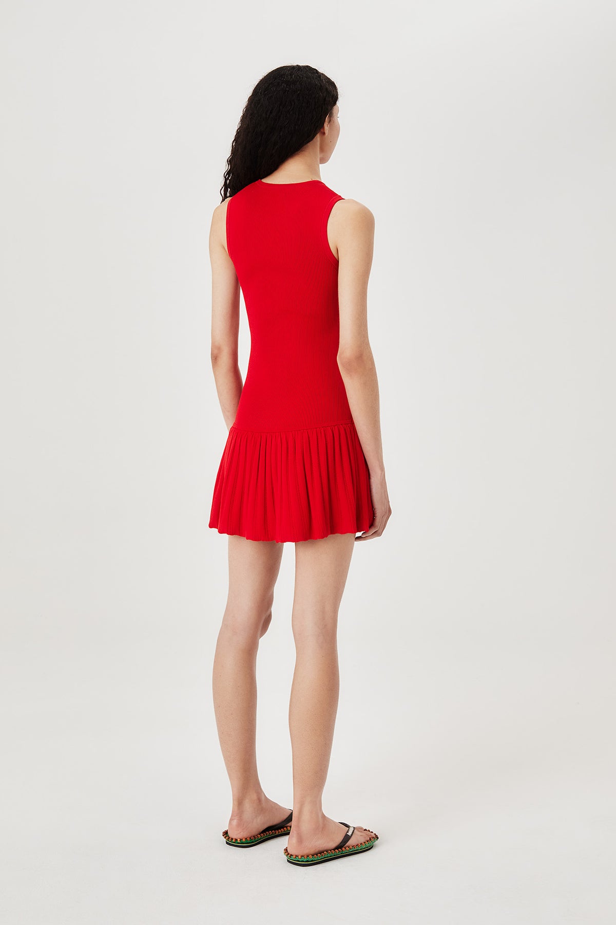 Vestido corto de punto con volantes
