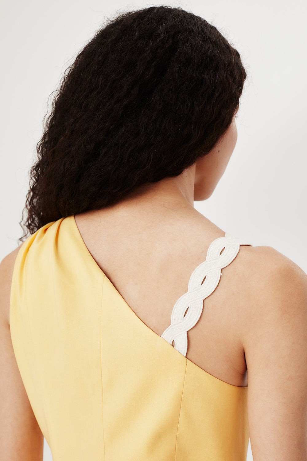 Short dress with pointed cutout