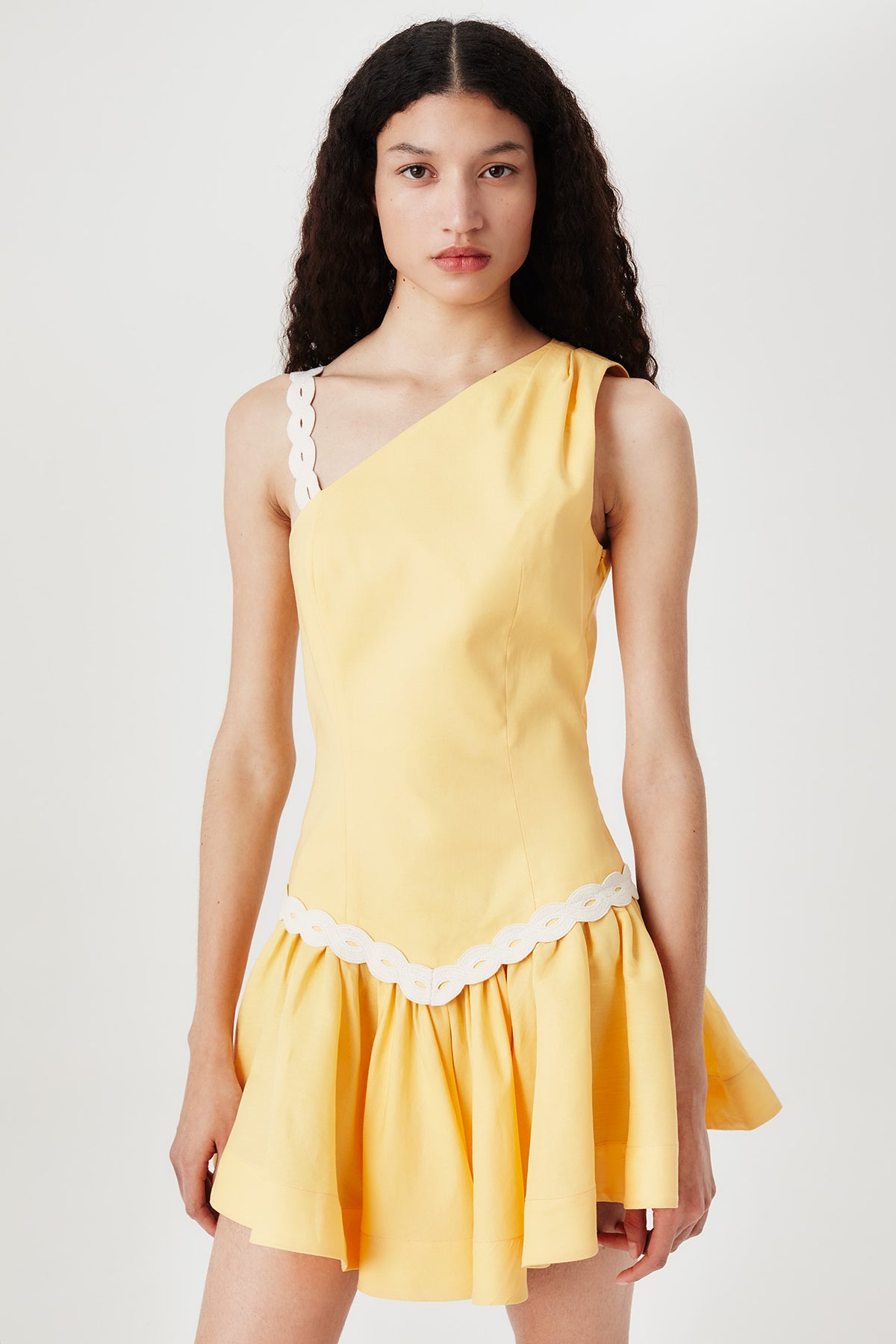 Vestido corto con escote en pico