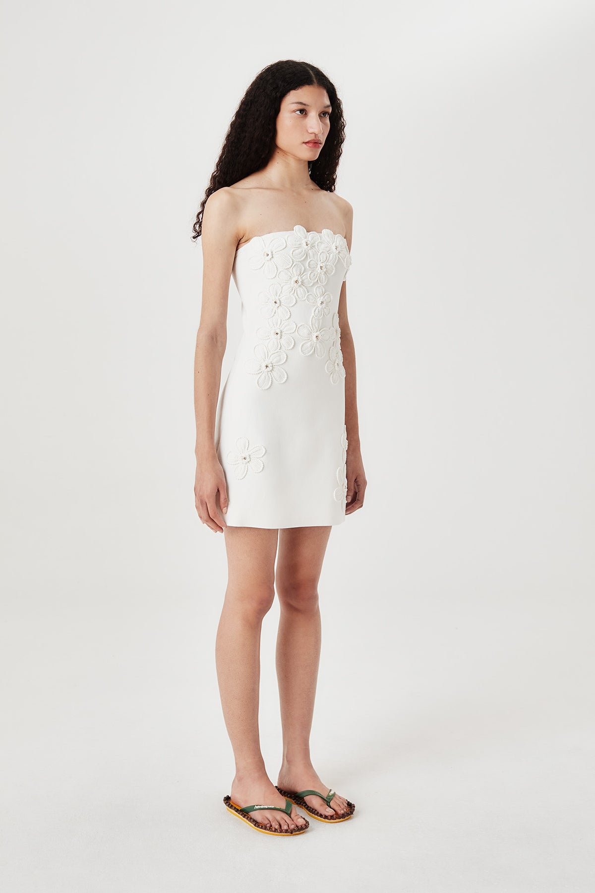 Abito bustier in maglia con fiori all'uncinetto