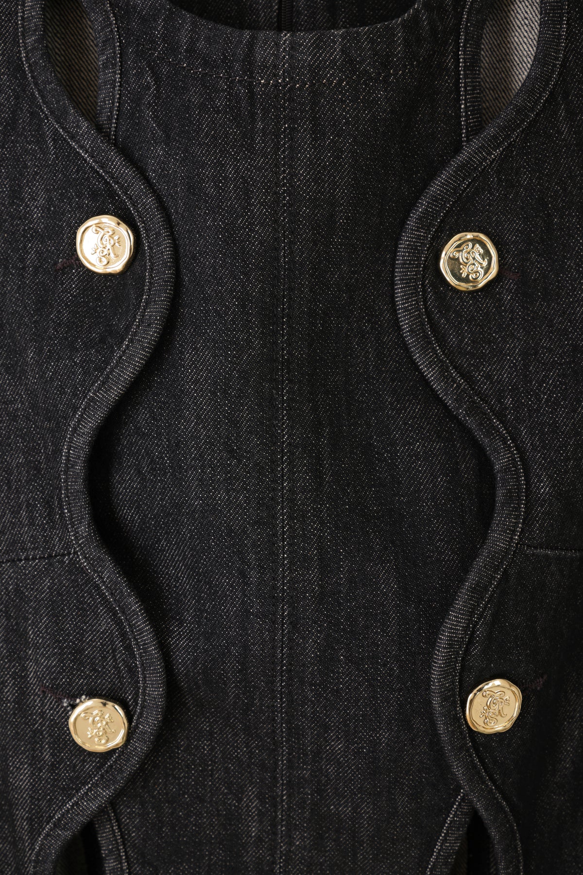 Vest with wave button tab