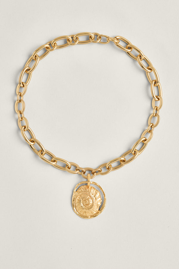 Médaille coquillage dorée