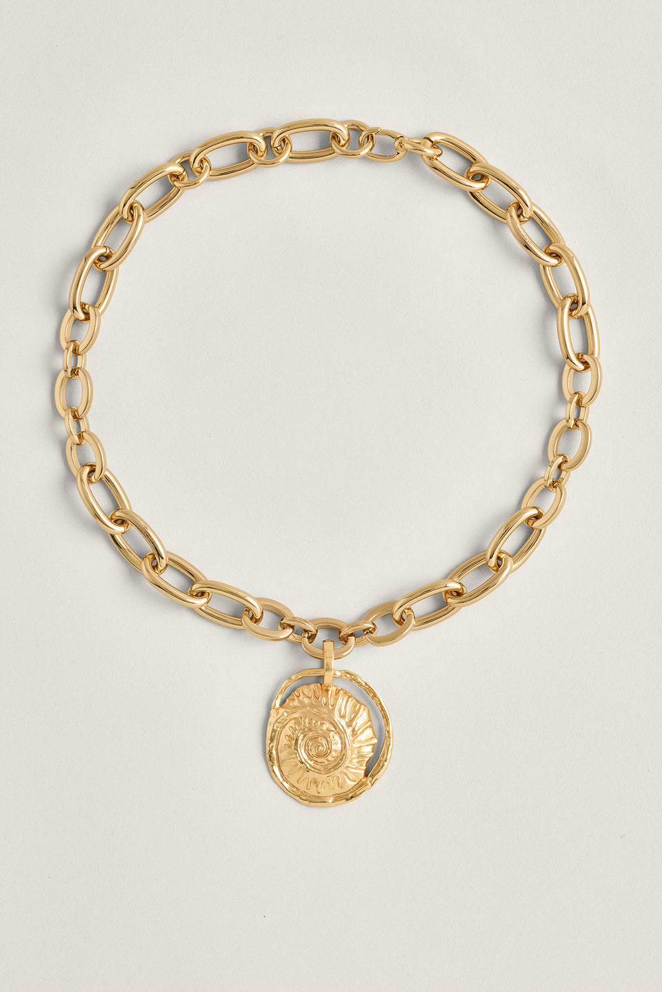 Médaille coquillage dorée