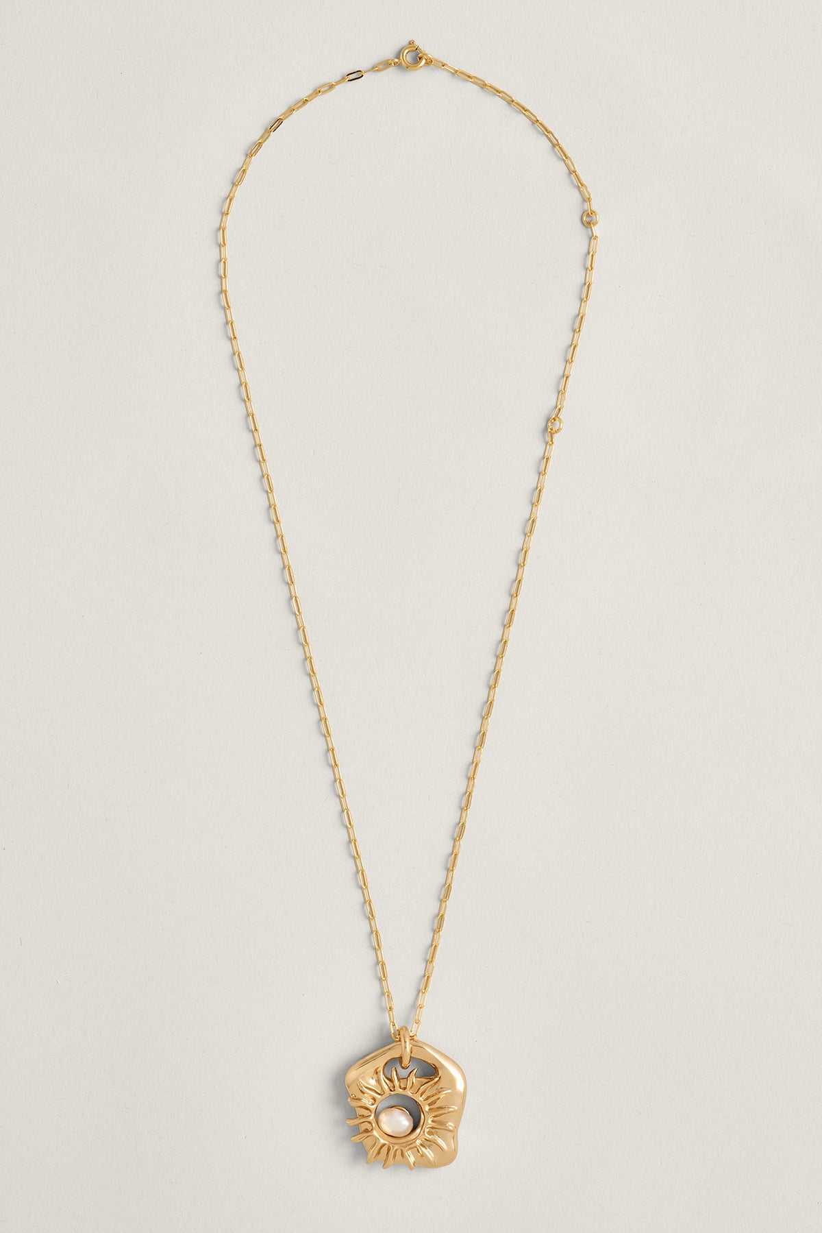 Feine Halskette mit Medaillon