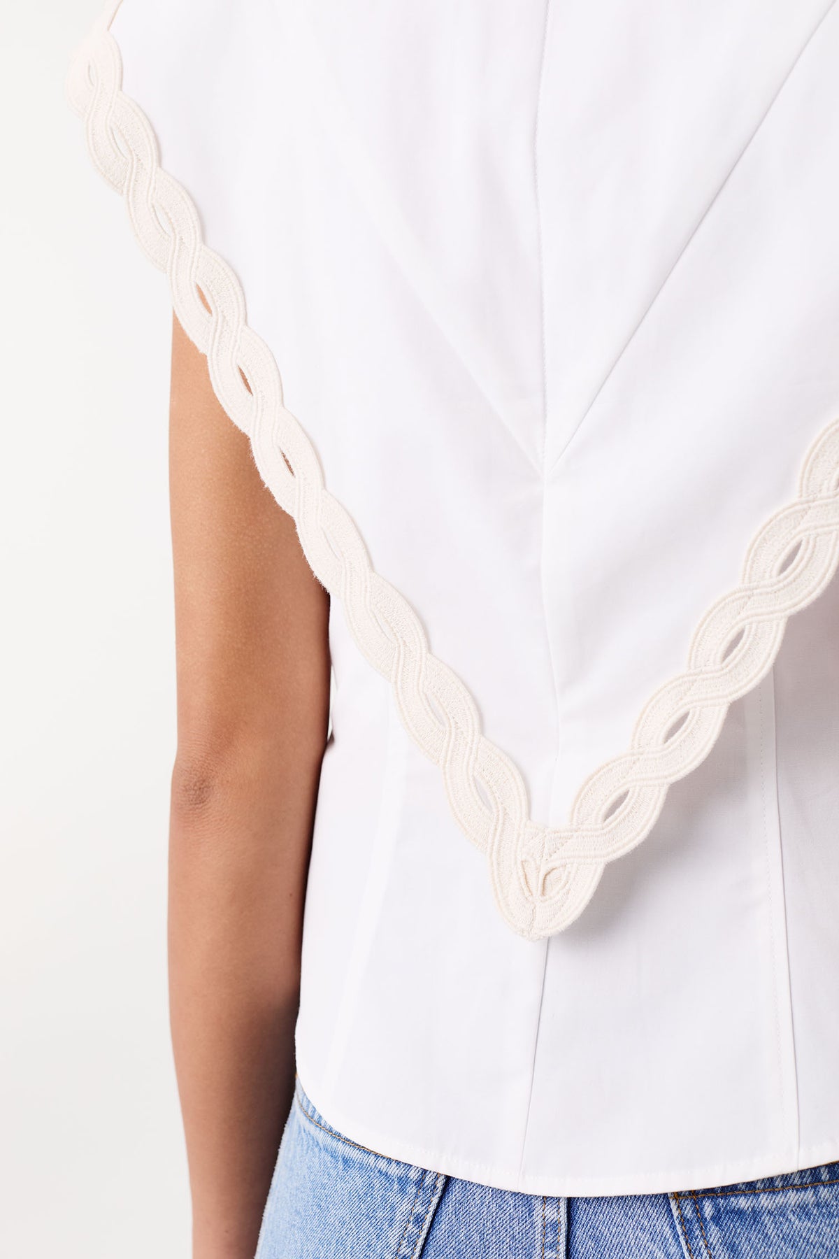 Taillierte Bluse mit plissiertem Latzteil